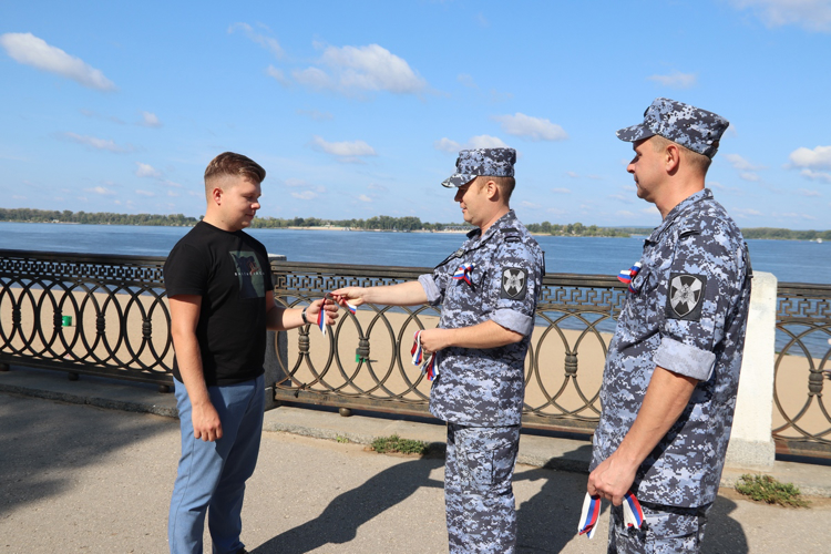 Росгвардейцы поздравили жителей Самары с Днем Государственного флага РФ