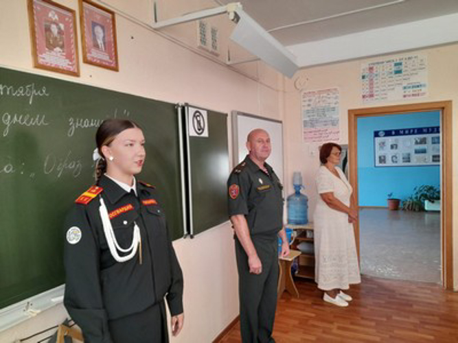 Росгвардейцы в Тольятти поздравили подшефный класс с Днем знаний