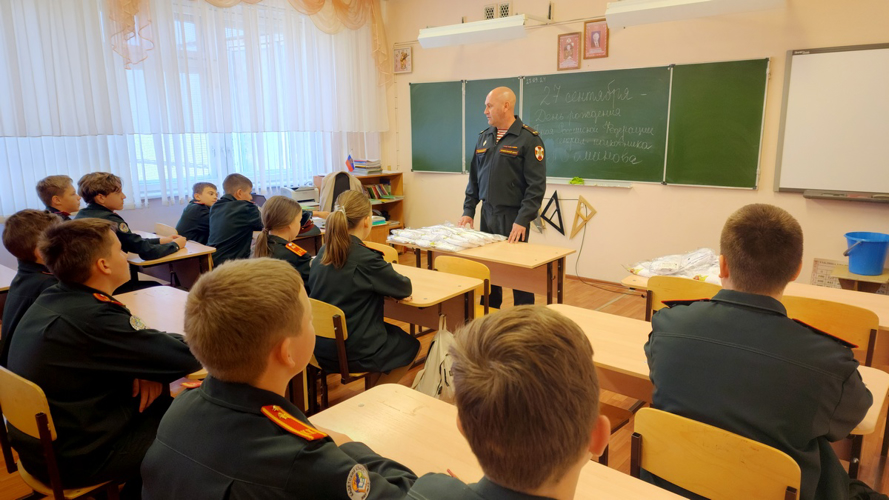 В день рождения генерала Анатолия Романова росгвардейцы посетили подшефных кадетов