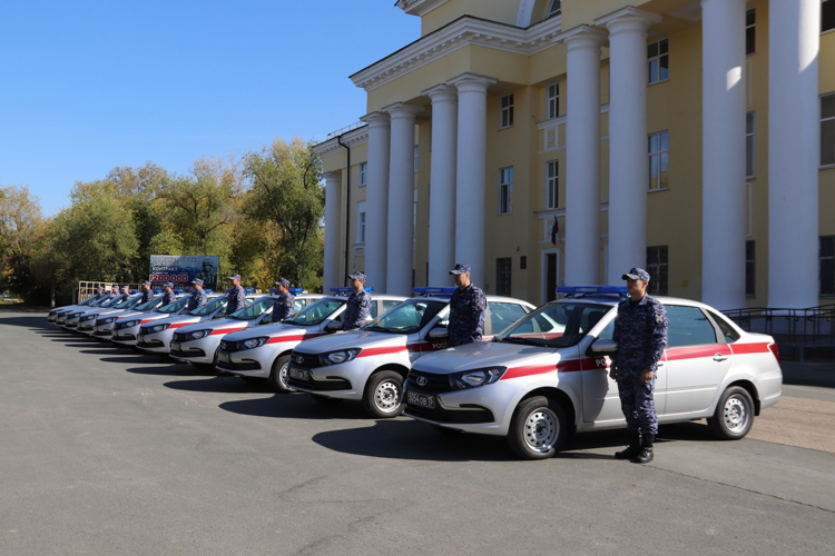 Перед профессиональным праздником сотрудникам вневедомственной охраны Росгвардии вручили новые автомобили в Самаре