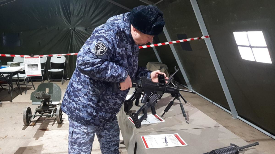 Росгвардейцы обеспечили безопасность на выставке трофейной техники в Самаре