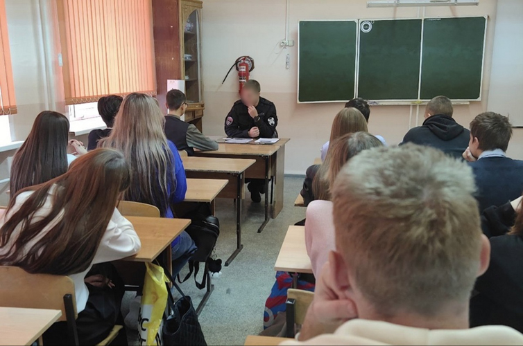 В Самаре сотрудники Росгвардии провели уроки мужества, приуроченные ко Дню Неизвестного Солдата