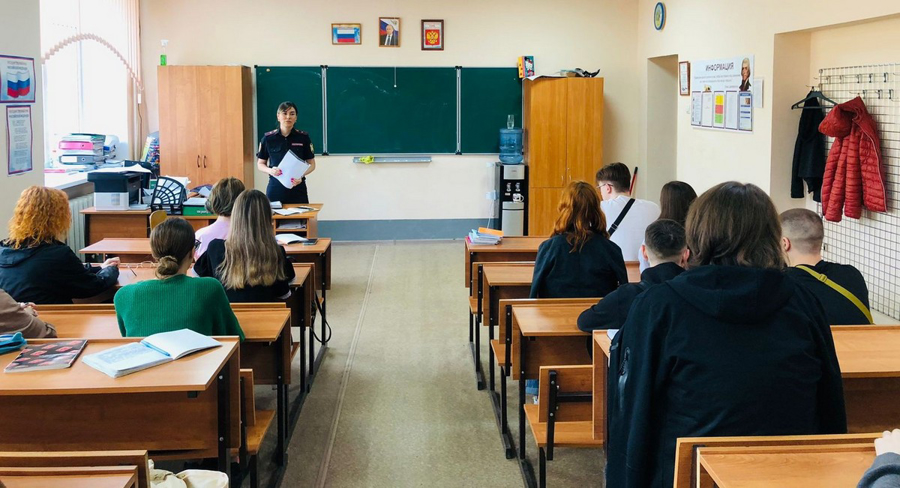 В Самаре сотрудники Росгвардии провели уроки мужества, приуроченные ко Дню Неизвестного Солдата