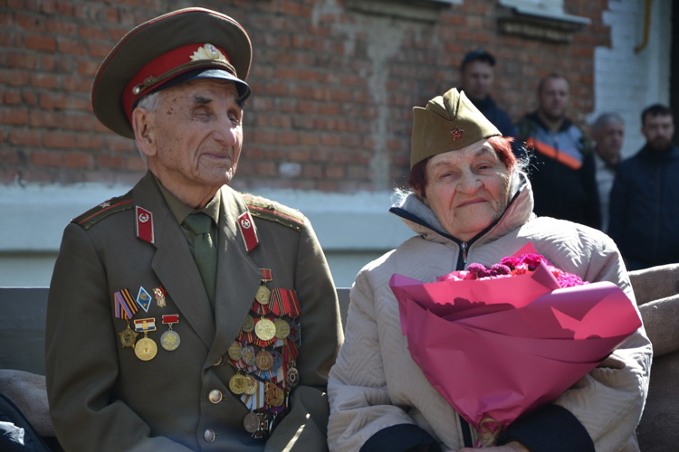 Ветерана Великой Отечественной войны поздравили с днем рождения росгвардейцы в Самаре