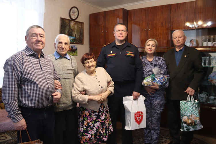 Ветерана Великой Отечественной войны поздравили с днем рождения росгвардейцы в Самаре