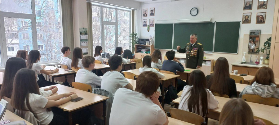 В Самаре росгвардейцы провели урок мужества для школьников, посвященный Сталинградской битве