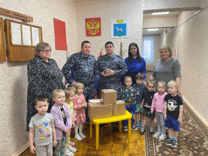 Росгвардейцы вместе с самарскими детсадовцами передали гуманитарную помощь на СВО