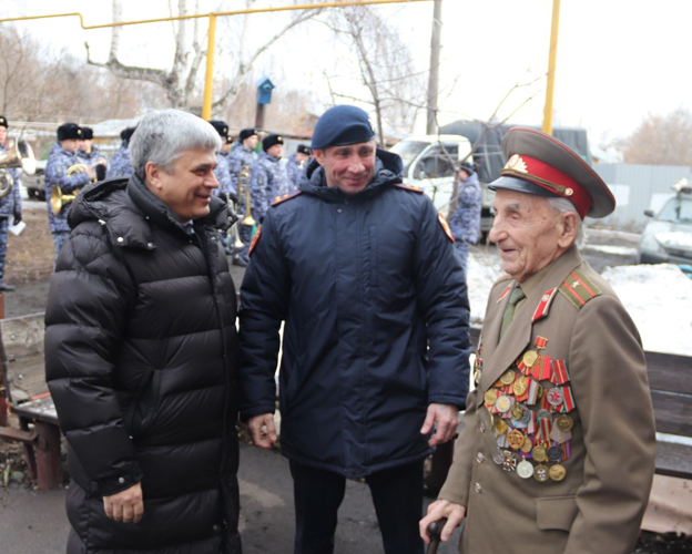 Росгвардейцы в Самаре вручили юбилейные медали семье ветеранов Великой Отечественной войны (видео)