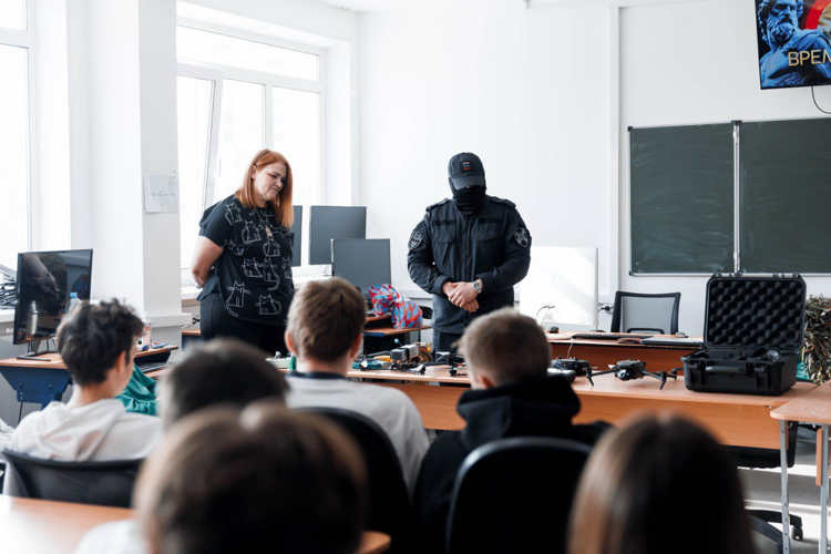 В Самаре сотрудники Росгвардии рассказали студентам о подготовке специалистов по эксплуатации БПЛА