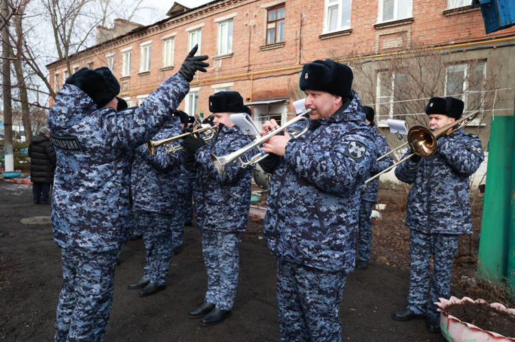 Росгвардейцы в Самаре вручили юбилейные медали семье ветеранов Великой Отечественной войны (видео)