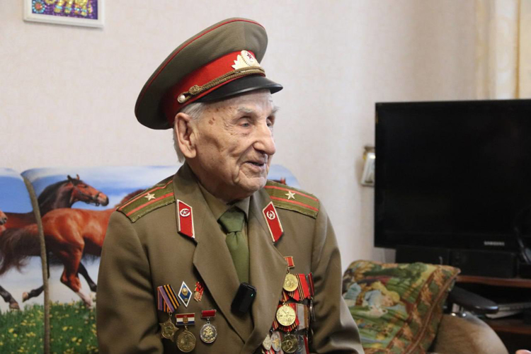 Росгвардейцы в Самаре вручили юбилейные медали семье ветеранов Великой Отечественной войны (видео)