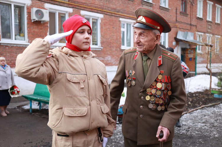 Росгвардейцы в Самаре вручили юбилейные медали семье ветеранов Великой Отечественной войны (видео)