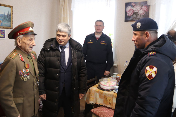 Росгвардейцы в Самаре вручили юбилейные медали семье ветеранов Великой Отечественной войны (видео)