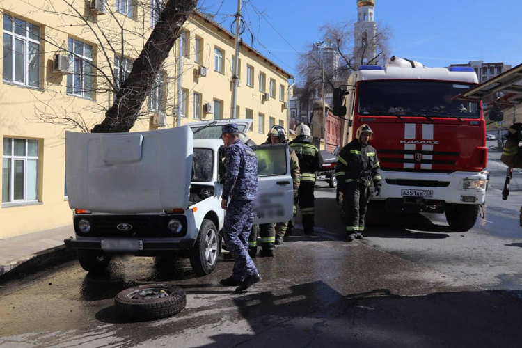 В Самаре росгвардейцы помогли потушить горящий автомобиль
