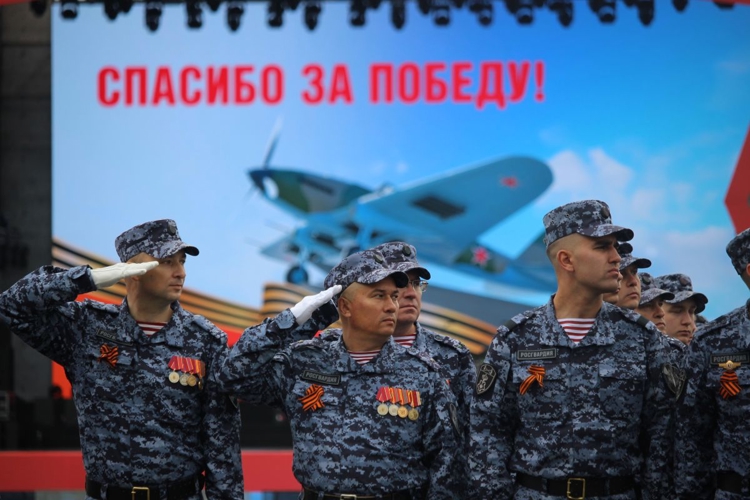 Сотрудники и военнослужащие Росгвардии приняли участие в военном параде Победы на площади имени Куйбышева