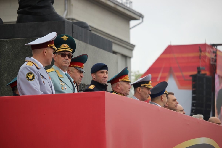 Сотрудники и военнослужащие Росгвардии приняли участие в военном параде Победы на площади имени Куйбышева