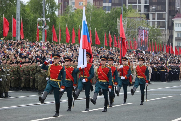 Сотрудники и военнослужащие Росгвардии приняли участие в военном параде Победы на площади имени Куйбышева