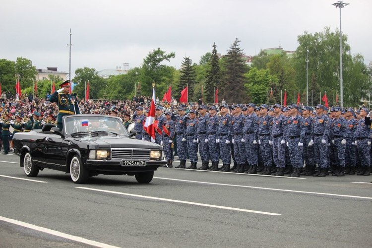 Сотрудники и военнослужащие Росгвардии приняли участие в военном параде Победы на площади имени Куйбышева