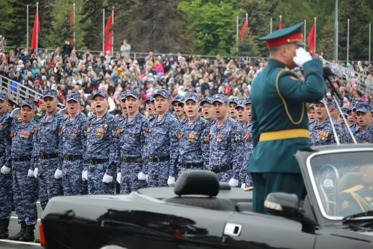 Сотрудники и военнослужащие Росгвардии приняли участие в военном параде Победы на площади имени Куйбышева