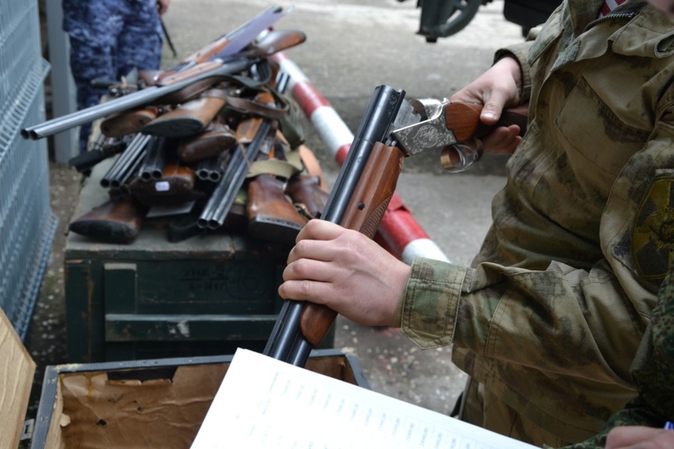 В Самаре Росгвардия передала крупную партию оружия для нужд СВО