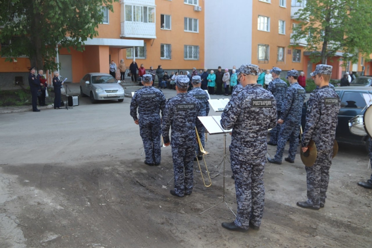 В Самаре росгвардейцы поздравили ветеранов с юбилеем Победы