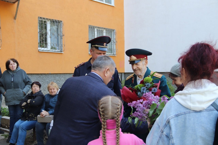В Самаре росгвардейцы поздравили ветеранов с юбилеем Победы