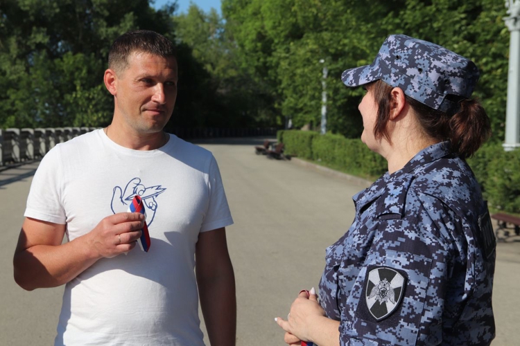 Самарские росгвардейцы присоединились к акции «Российский триколор»