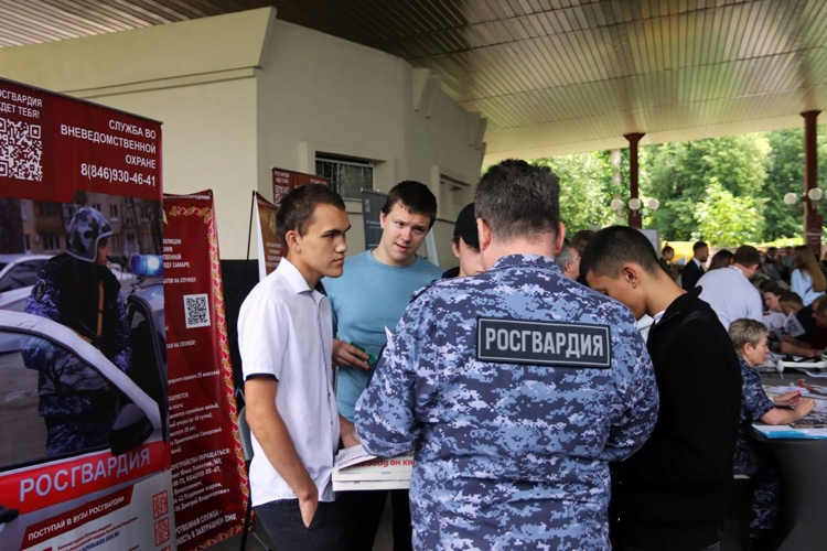 В Самаре росгвардейцы приняли участие во Всероссийской ярмарке трудоустройства