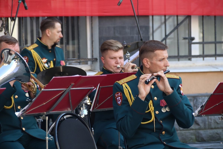 Росгвардейские музыканты дали концерт в День Государственного флага Российской Федерации