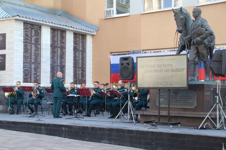 Росгвардейские музыканты дали концерт в День Государственного флага Российской Федерации