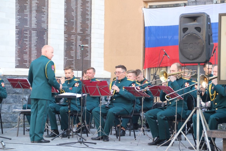 Росгвардейские музыканты дали концерт в День Государственного флага Российской Федерации