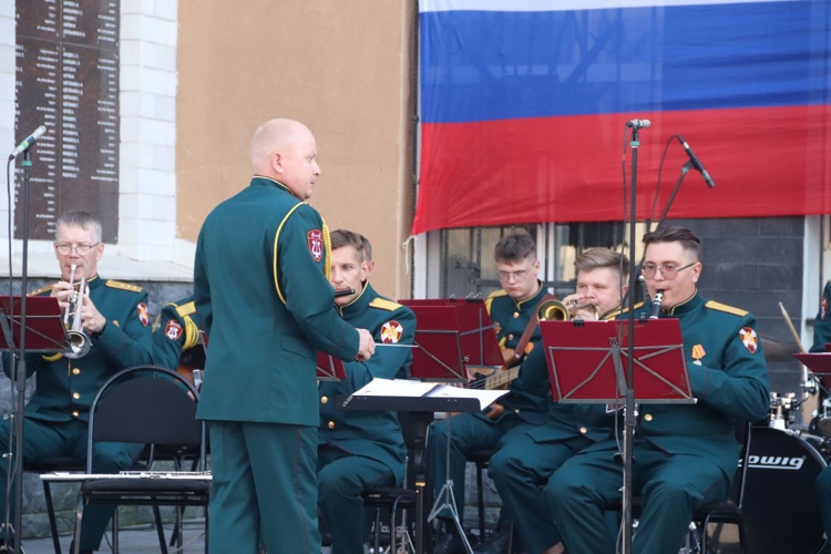 Росгвардейские музыканты дали концерт в День Государственного флага Российской Федерации