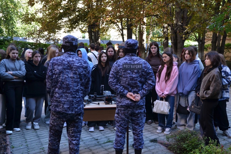 В Самаре росгвардейцы развернули агитационный пункт для студентов