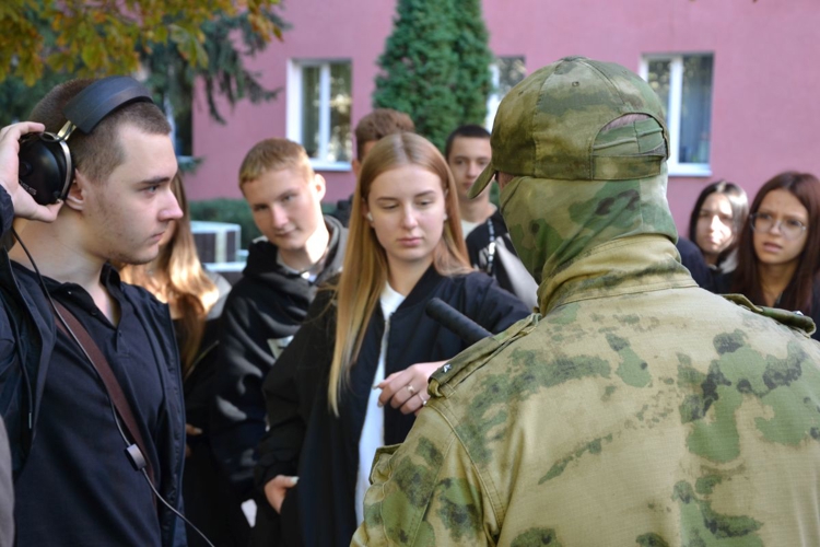 В Самаре росгвардейцы развернули агитационный пункт для студентов