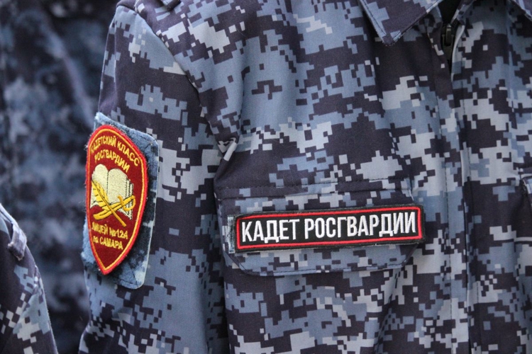 Представители Росгвардии посетили торжественную линейку в лицее, который носит имя их коллеги