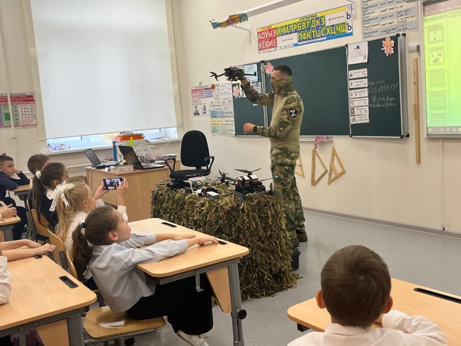 В Самаре росгвардеец рассказал школьникам о беспилотных летательных аппаратах