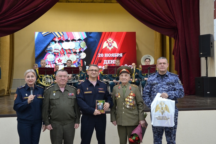 Ветеранов войск правопорядка поздравили в Самаре (видео)
