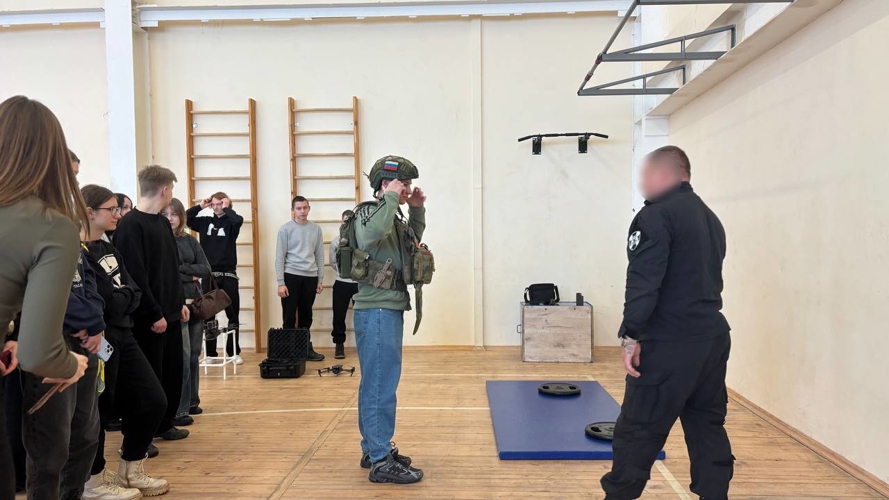 В рамках акции «Дед Мороз специального назначения» школьники побывали в тольяттинском ОМОНе
