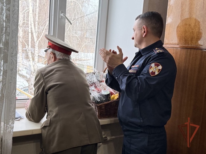 В Самаре торжественно отметили 99-летие ветерана Росгвардии