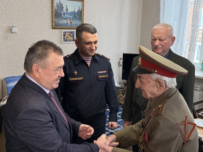 В Самаре торжественно отметили 99-летие ветерана Росгвардии