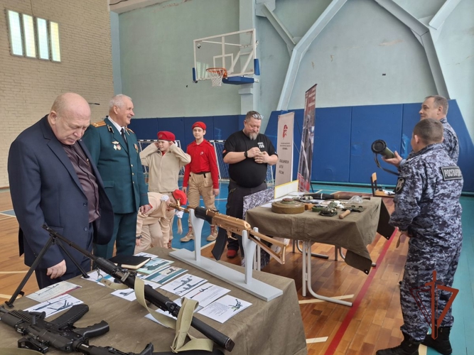 В Самаре росгвардейцы оценили мастерство юнармейцев в «Смотре строя и песни»