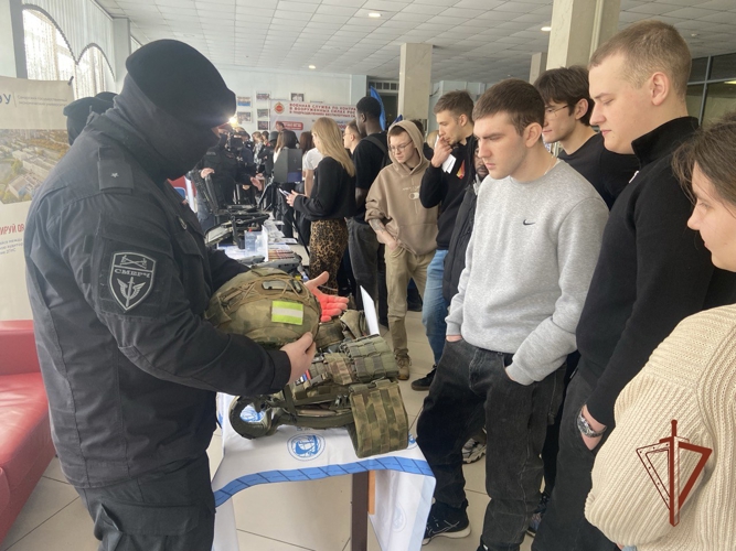 В преддверие юбилея ведомства росгвардейцы познакомили самарских студентов со службой в войсках правопорядка