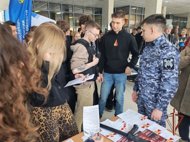 В преддверие юбилея ведомства росгвардейцы познакомили самарских студентов со службой в войсках правопорядка
