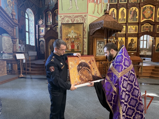 Самарским росгвардейцам вручили походный стяг Владимирской иконы Божией Матери