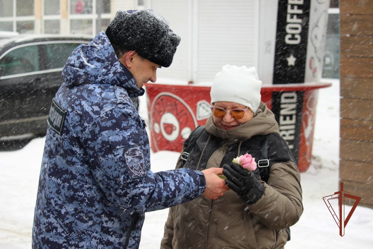 В Самаре росгвардейцы поздравили женщин с 8 марта (видео)