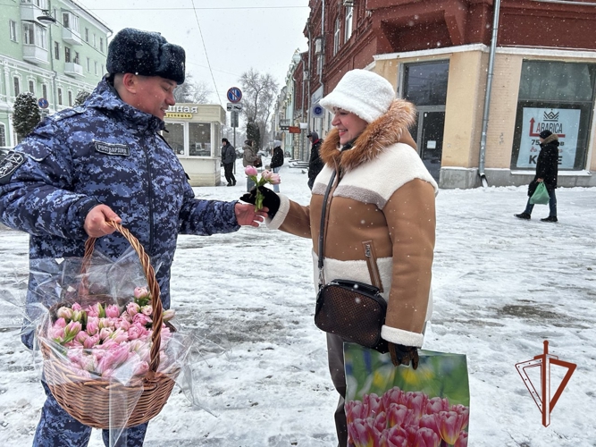 В Самаре росгвардейцы поздравили женщин с 8 марта (видео)