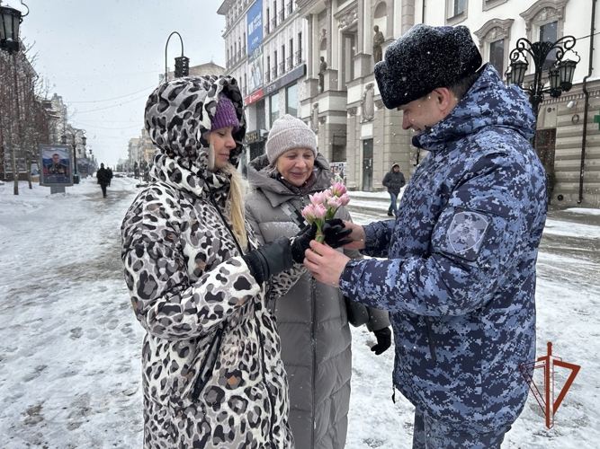 В Самаре росгвардейцы поздравили женщин с 8 марта (видео)
