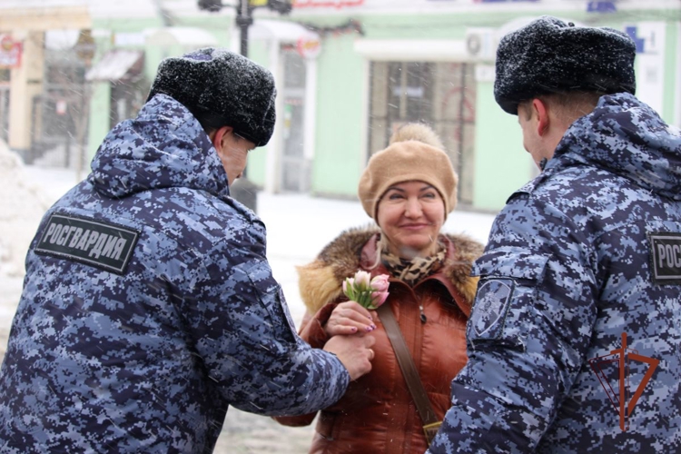 В Самаре росгвардейцы поздравили женщин с 8 марта (видео)