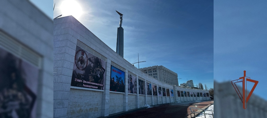 В преддверии 10-летия Росгвардии на склоне площади Славы в Самаре открылась цифровая фотовыставка «Всегда на страже»