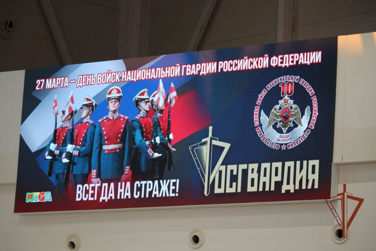 В Самаре военный оркестр Росгвардии поздравил жительниц города с наступающим праздником (видео)